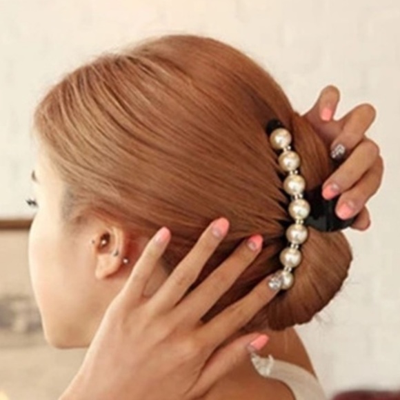 Black Claw Hair Clip with Crystals & Pearls - Picture 3 of 8